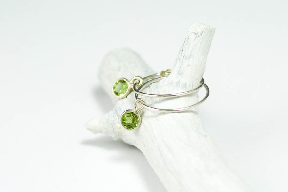 Petites boucles d'oreilles créoles en argent et pierres précieuses, cadeau pour elle, pierres précieuses vertes, créoles légères,