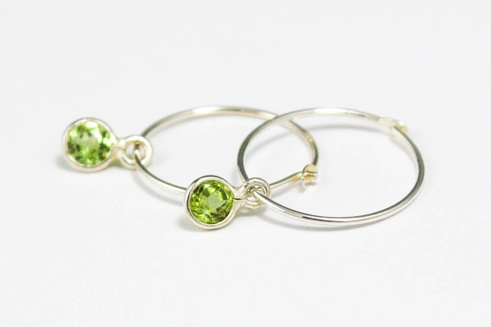 Petites boucles d'oreilles créoles en argent et pierres précieuses, cadeau pour elle, pierres précieuses vertes, créoles légères,