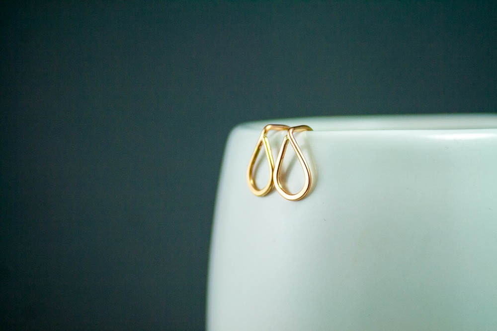 Boucles d'oreilles en or massif 10 carats en forme de larme, un cadeau élégant et quotidien pour elle