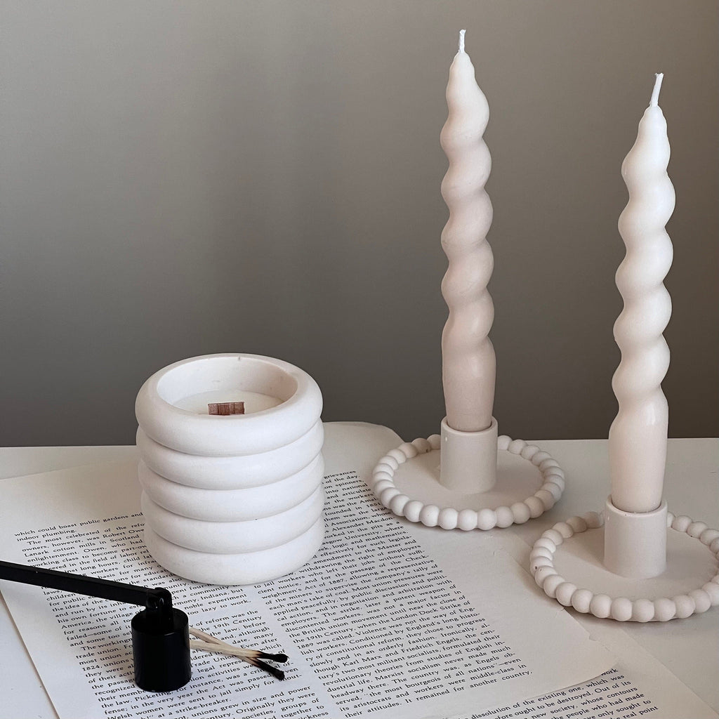 Chandelle en cire de soya pot beigne | mèche en bois, contenant en jesmonite