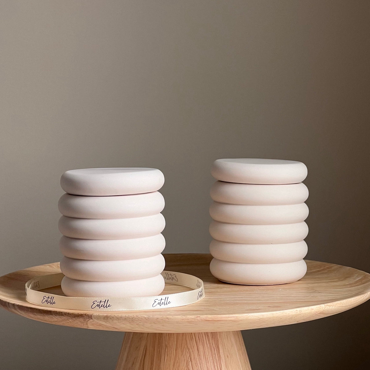 Chandelle en cire de soya pot beigne | mèche en bois, contenant en jesmonite