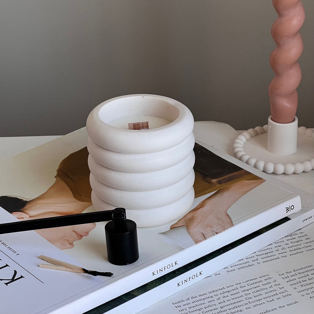 Chandelle en cire de soya pot beigne | mèche en bois, contenant en jesmonite