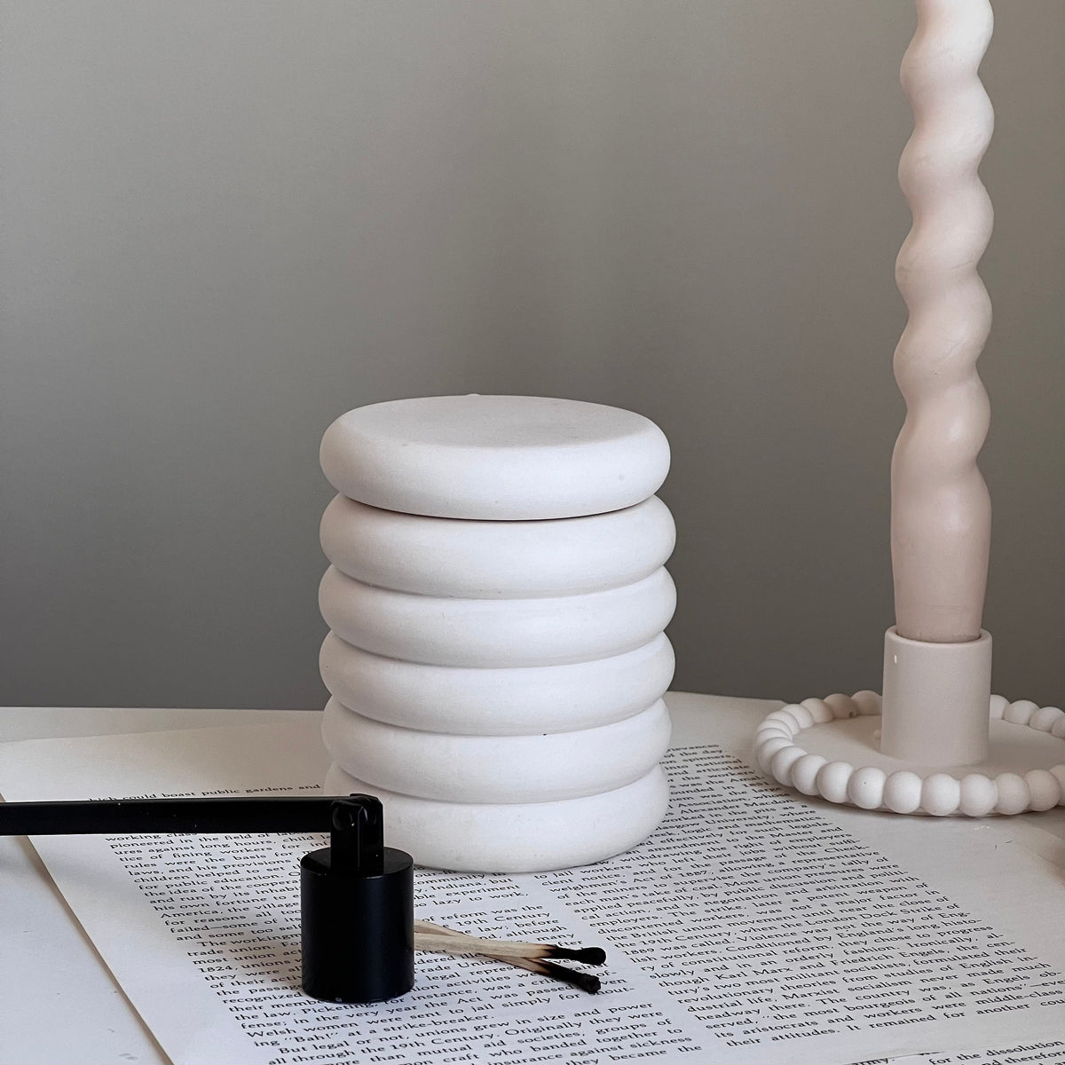 Chandelle en cire de soya pot beigne | mèche en bois, contenant en jesmonite