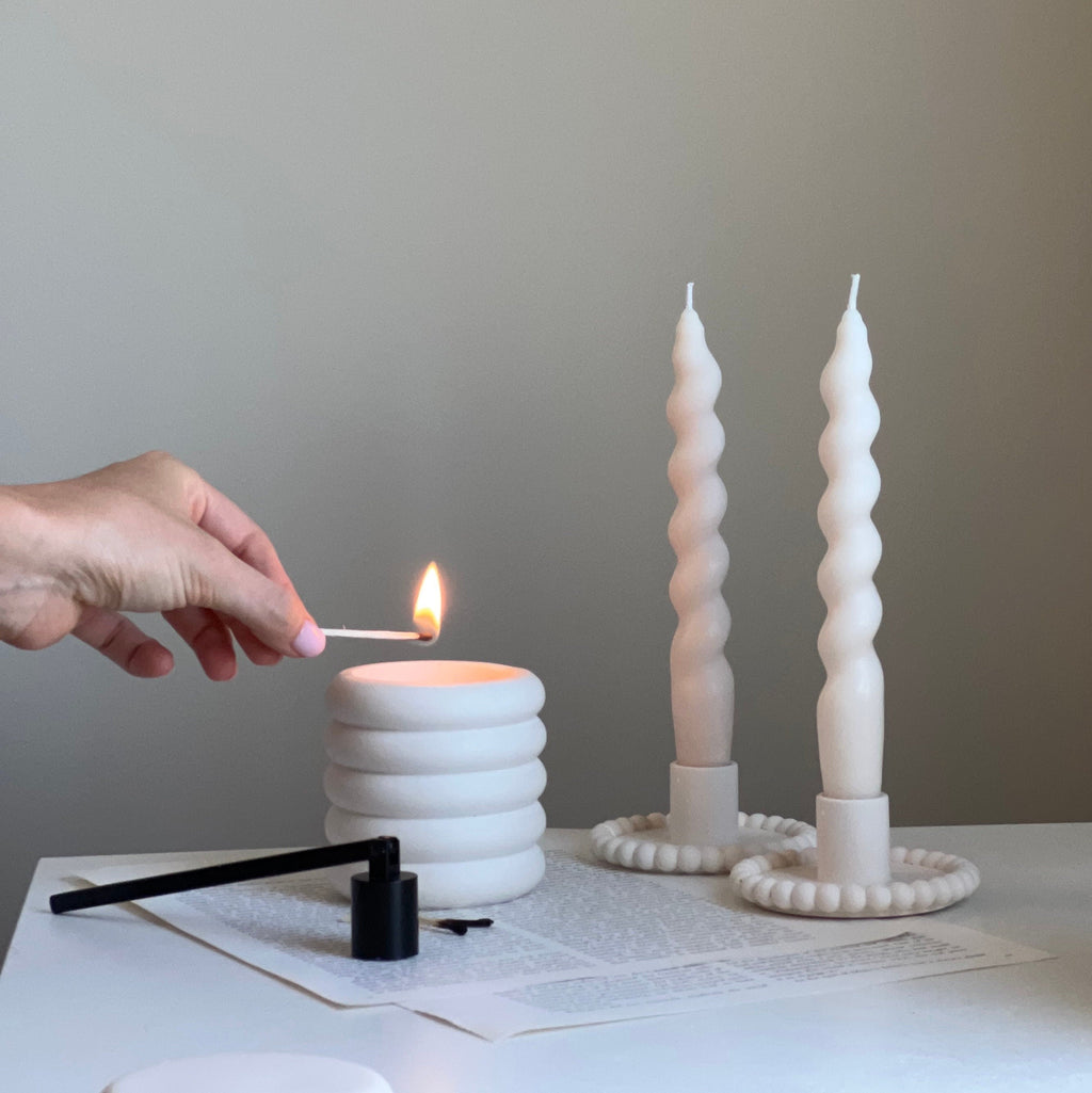Chandelle en cire de soya pot beigne | mèche en bois, contenant en jesmonite