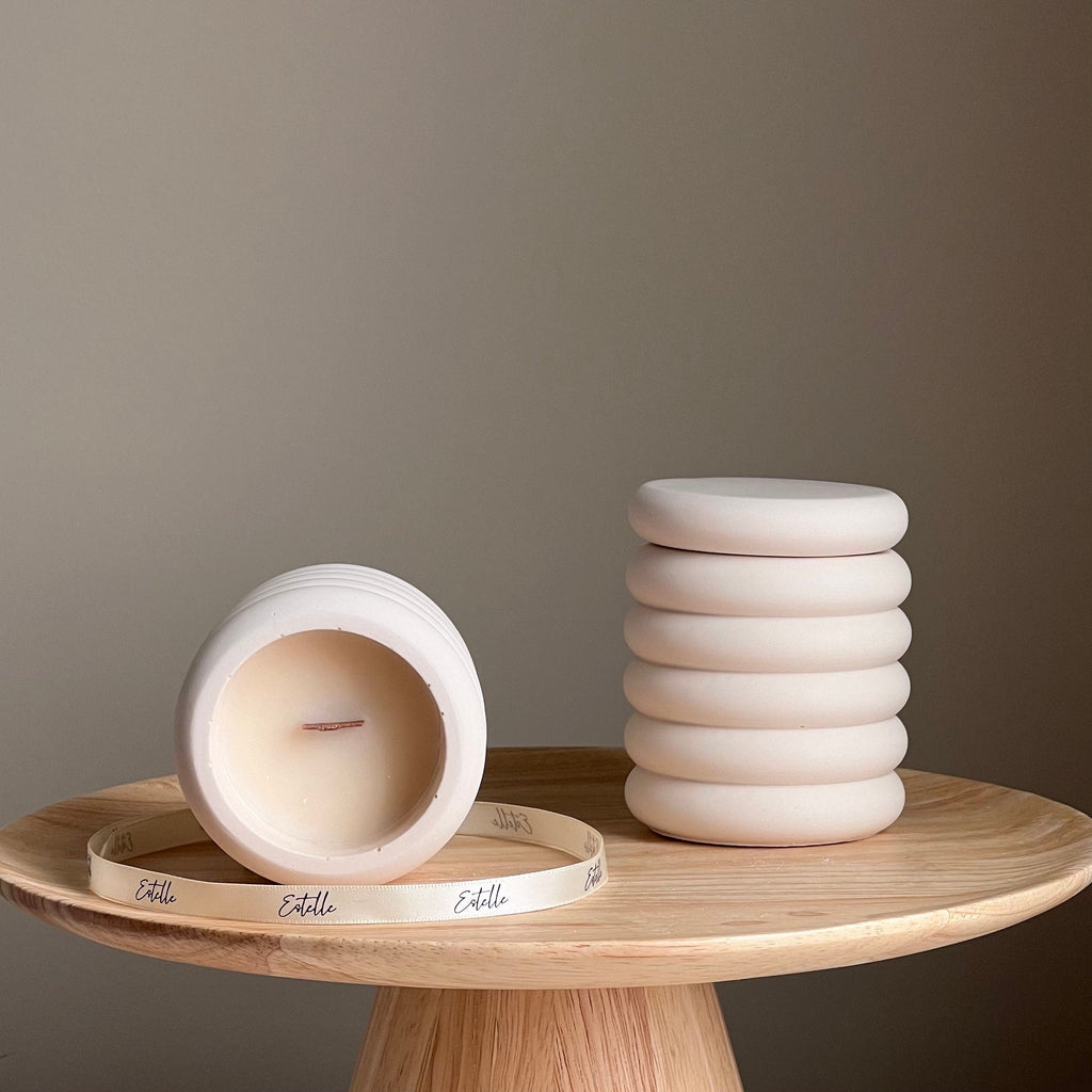 Chandelle en cire de soya pot beigne | mèche en bois, contenant en jesmonite