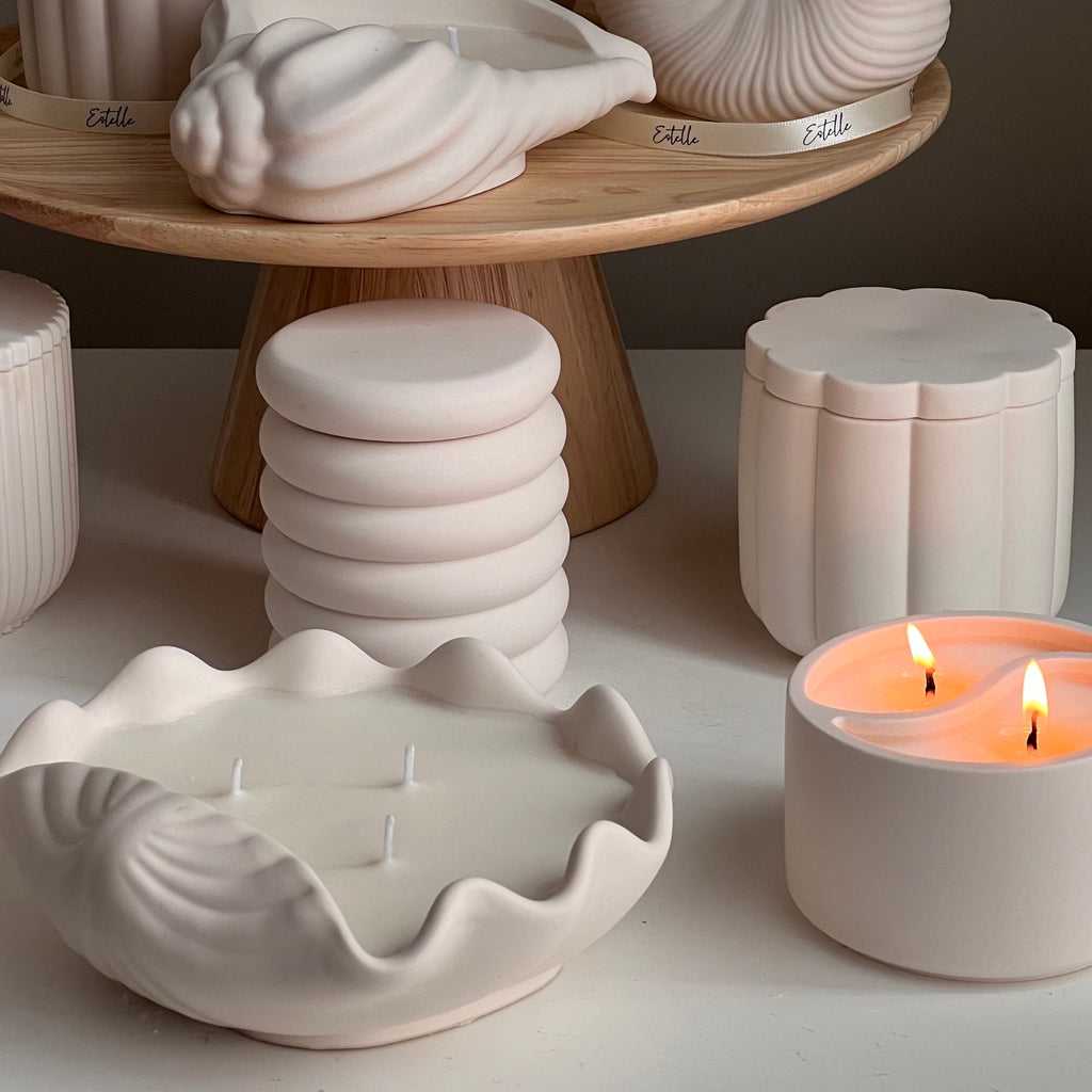 Chandelle en cire de soya pot beigne | mèche en bois, contenant en jesmonite