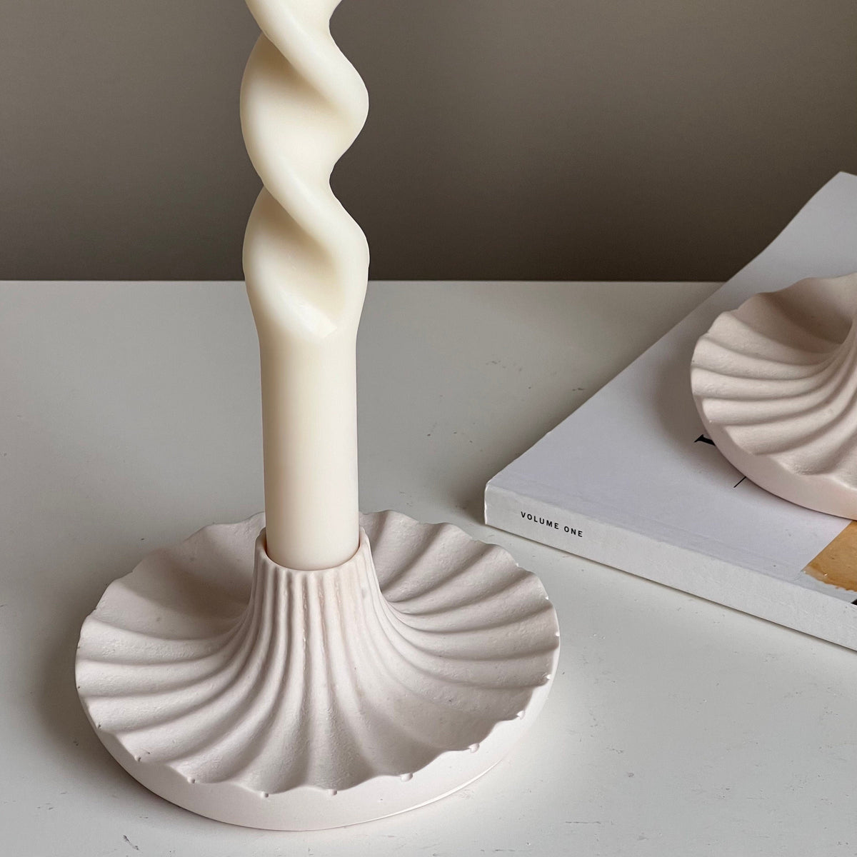 Round Jesmonite Candlestick Holder: Elegant Table Decor