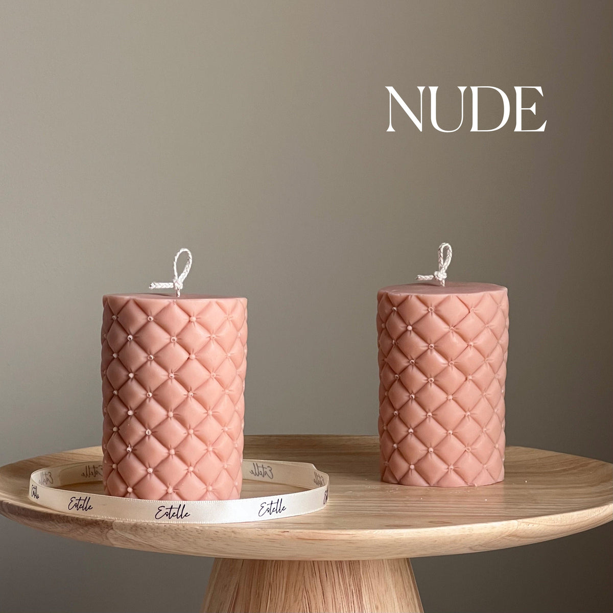 Chandelle pilier en cire de soya effet plissé sofa | décor sculptural pour la maison