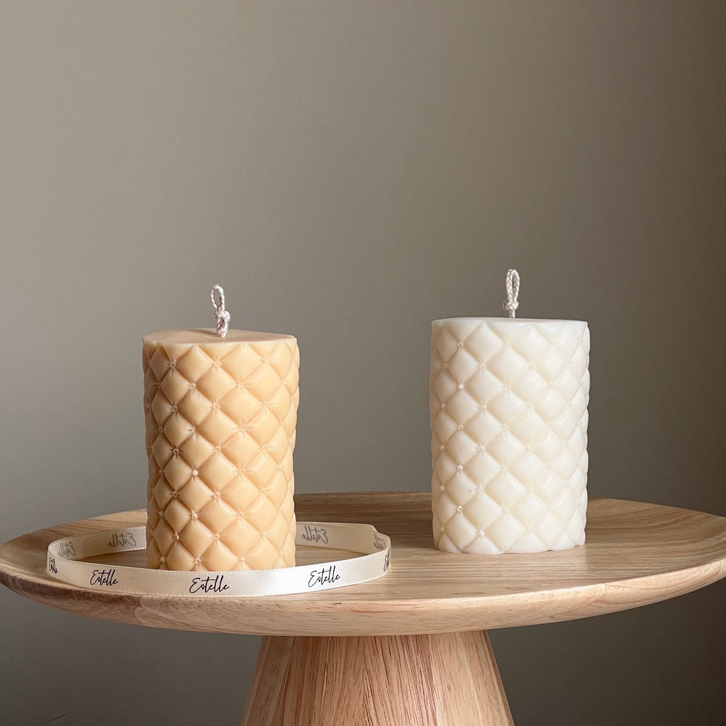 Chandelle pilier en cire de soya effet plissé sofa | décor sculptural pour la maison
