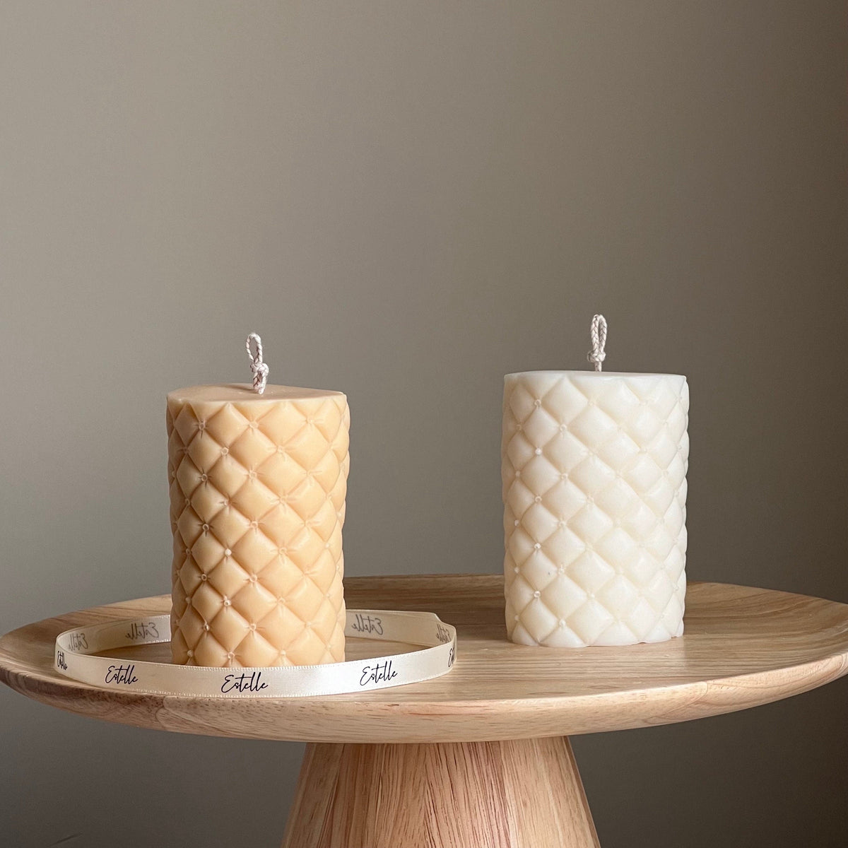 Chandelle pilier en cire de soya effet plissé sofa | décor sculptural pour la maison
