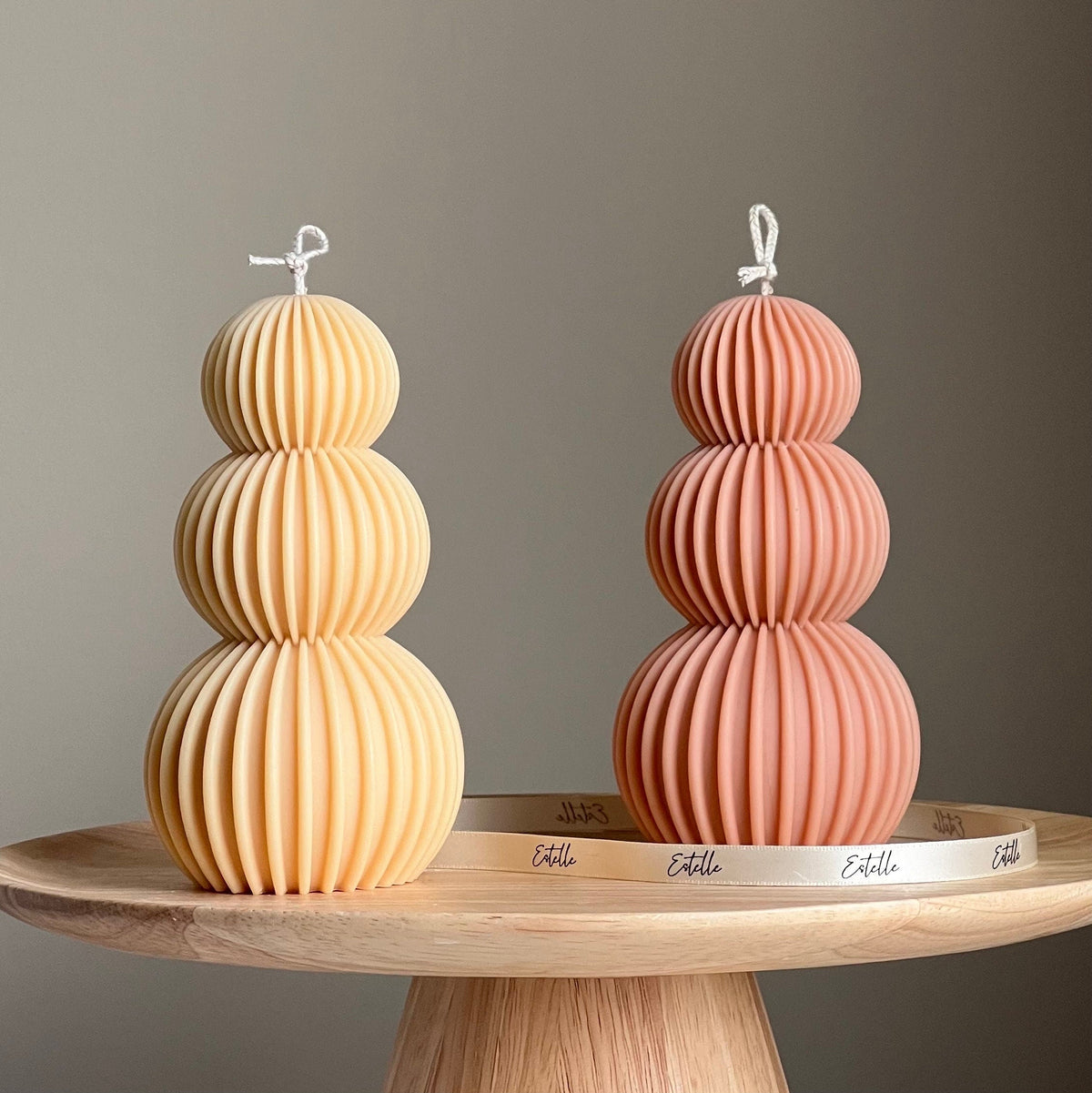 Bougie pilier en cire de soya côtelée ondulée | Décoration sculpturale pour la maison