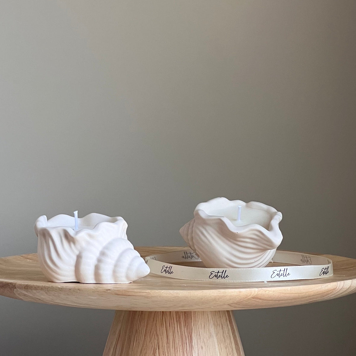 Bougie pot coquillage en cire de soya | Contenant en jesmonite fait à la main