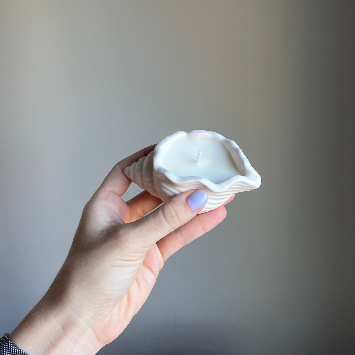Bougie pot coquillage en cire de soya | Contenant en jesmonite fait à la main
