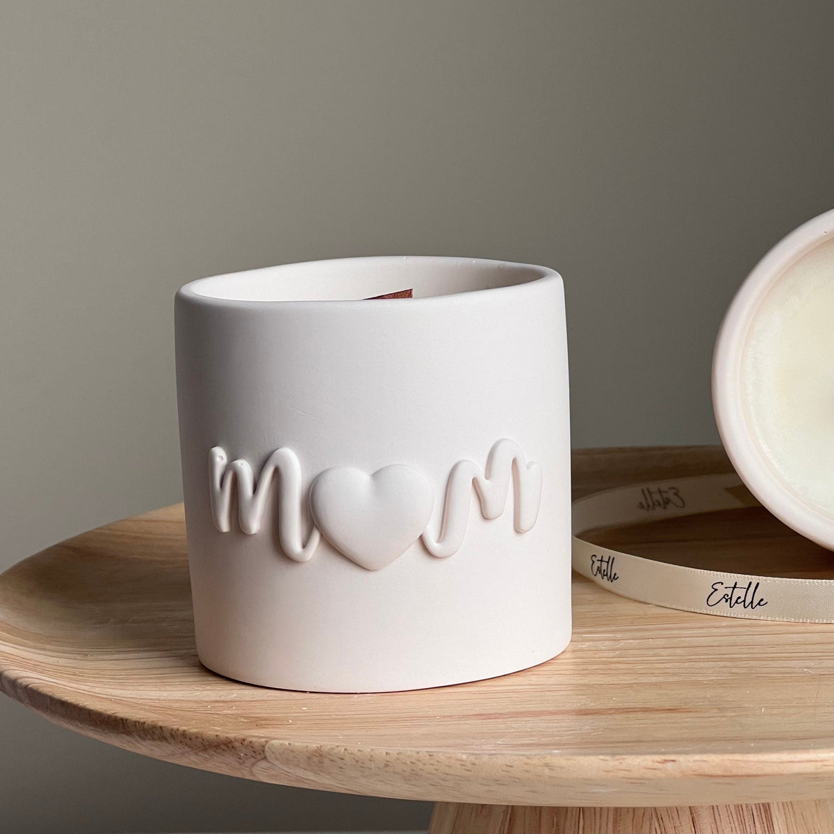 Bougie en cire de soya faite à la main : contenant en jesmonite, mèche en bois - pot Maman
