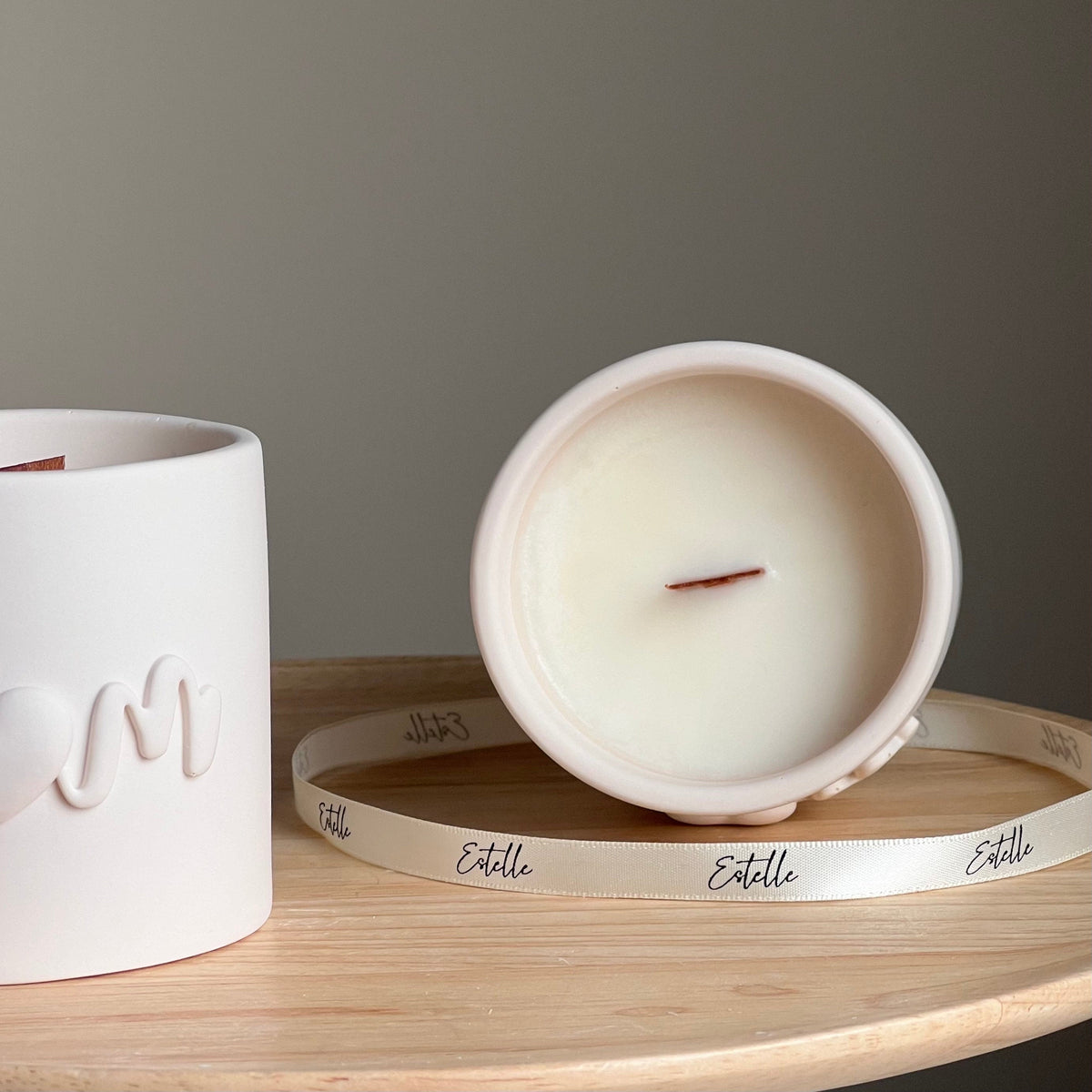 Bougie en cire de soya faite à la main : contenant en jesmonite, mèche en bois - pot Maman