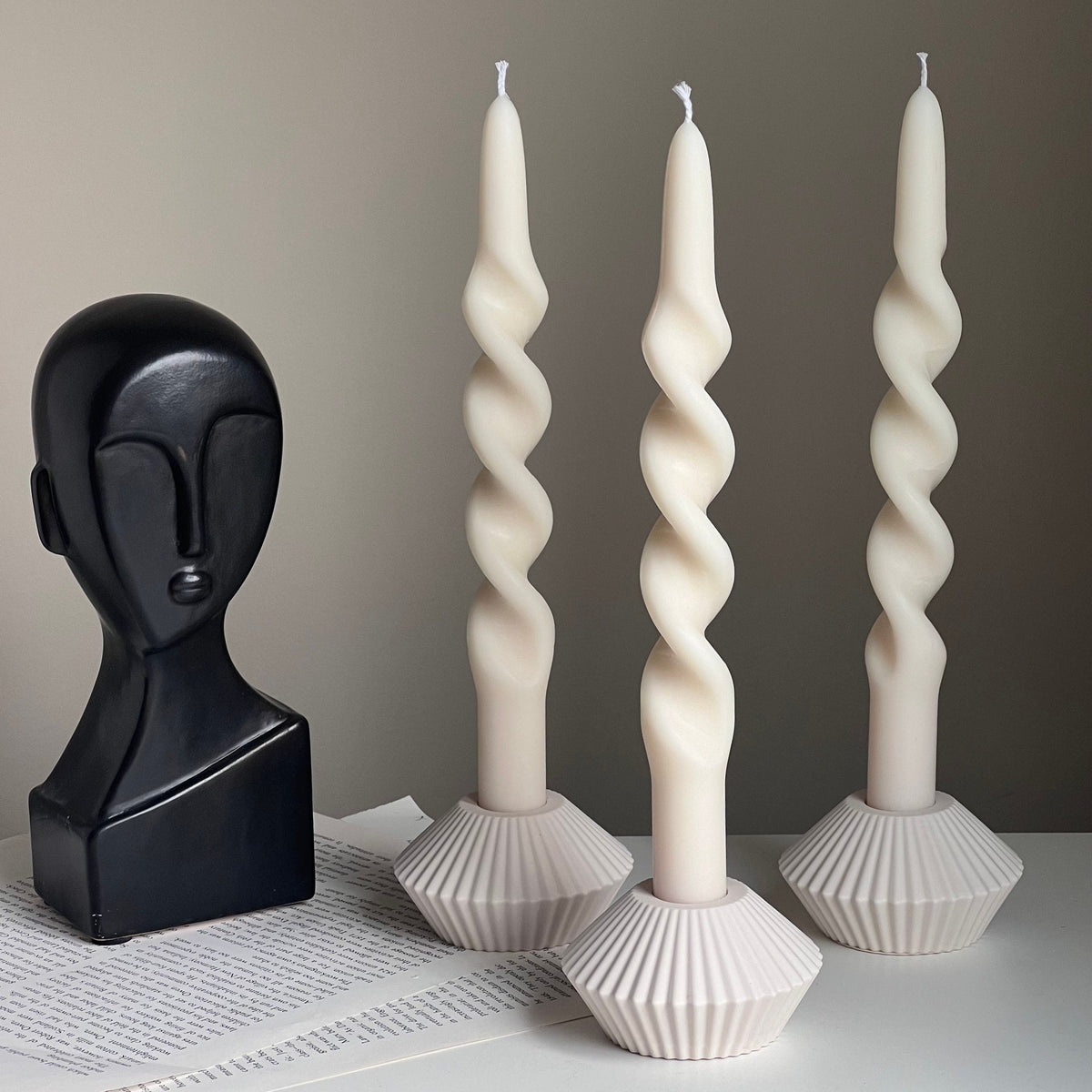Bougeoir bougie fine nervuré en Jesmonite : décor de table minimaliste