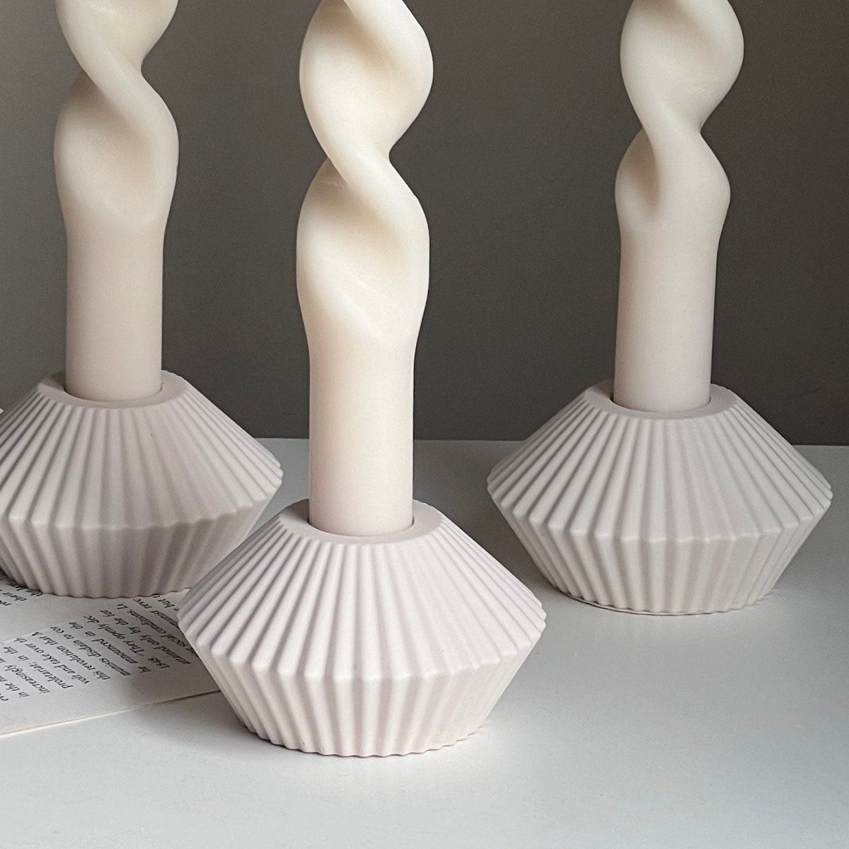 Bougeoir bougie fine nervuré en Jesmonite : décor de table minimaliste