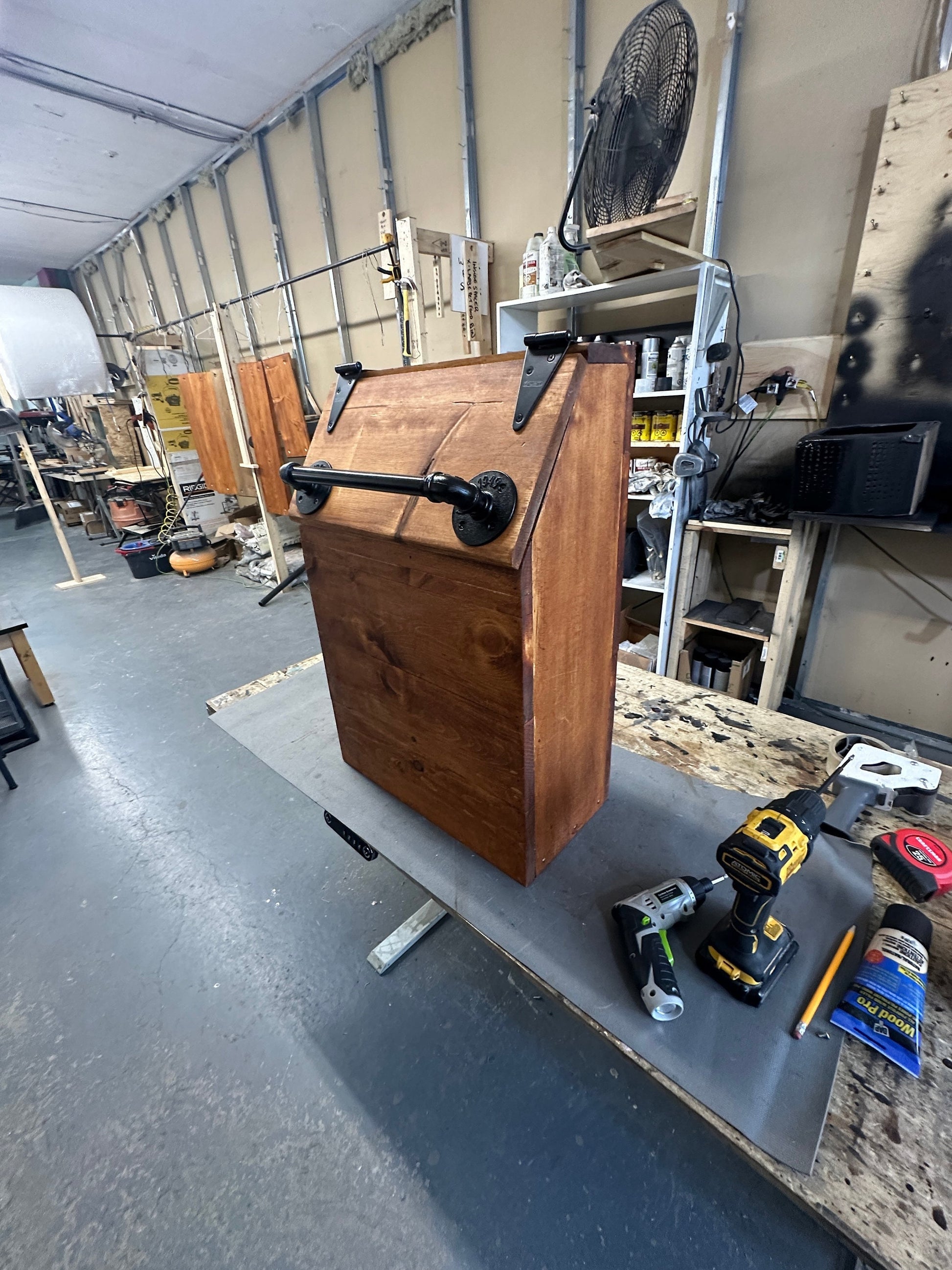 Conteneur de stockage de nourriture pour chien en bois de très grande taille et de coupe étroite.