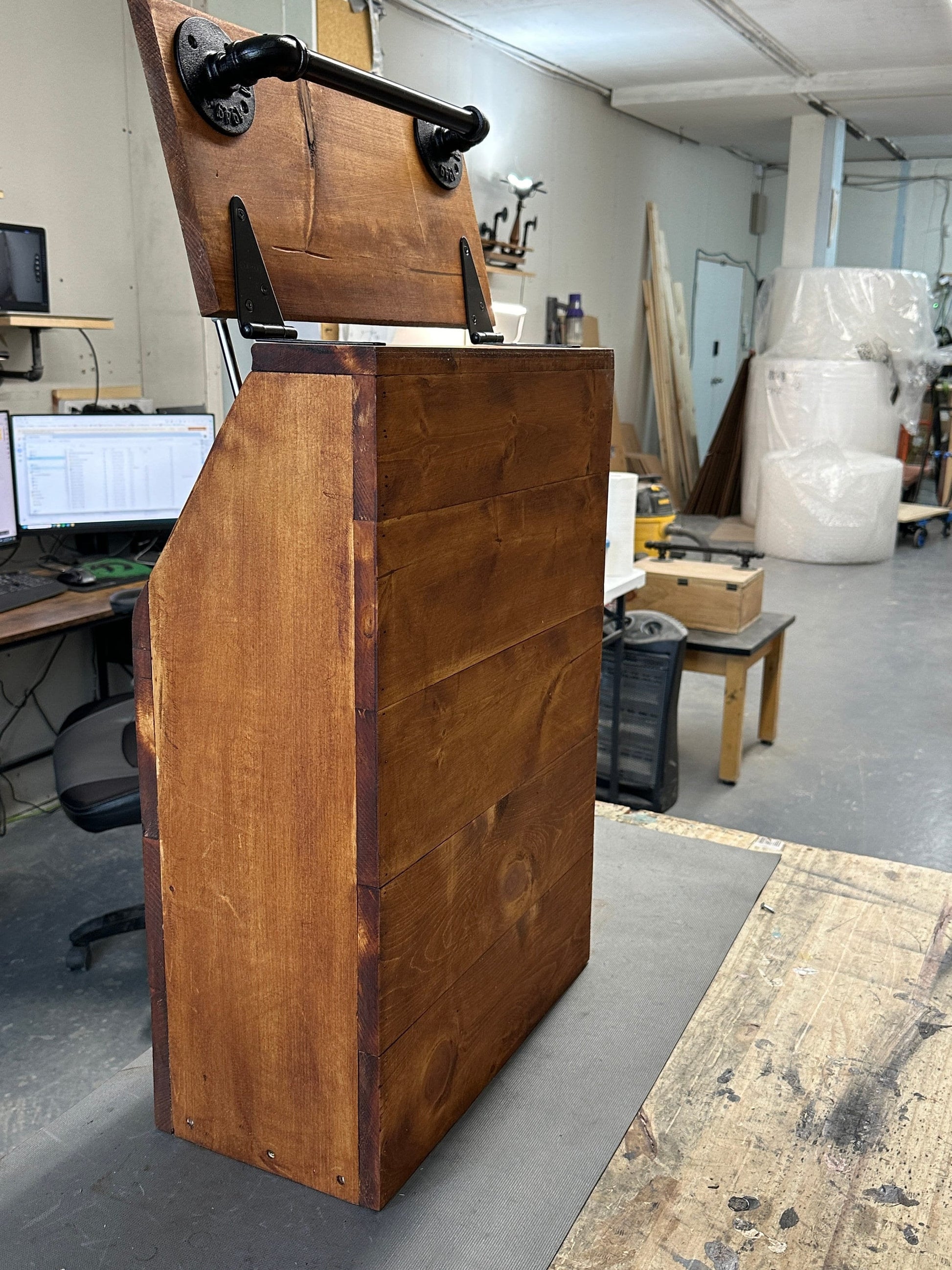 Conteneur de stockage de nourriture pour chien en bois de très grande taille et de coupe étroite.