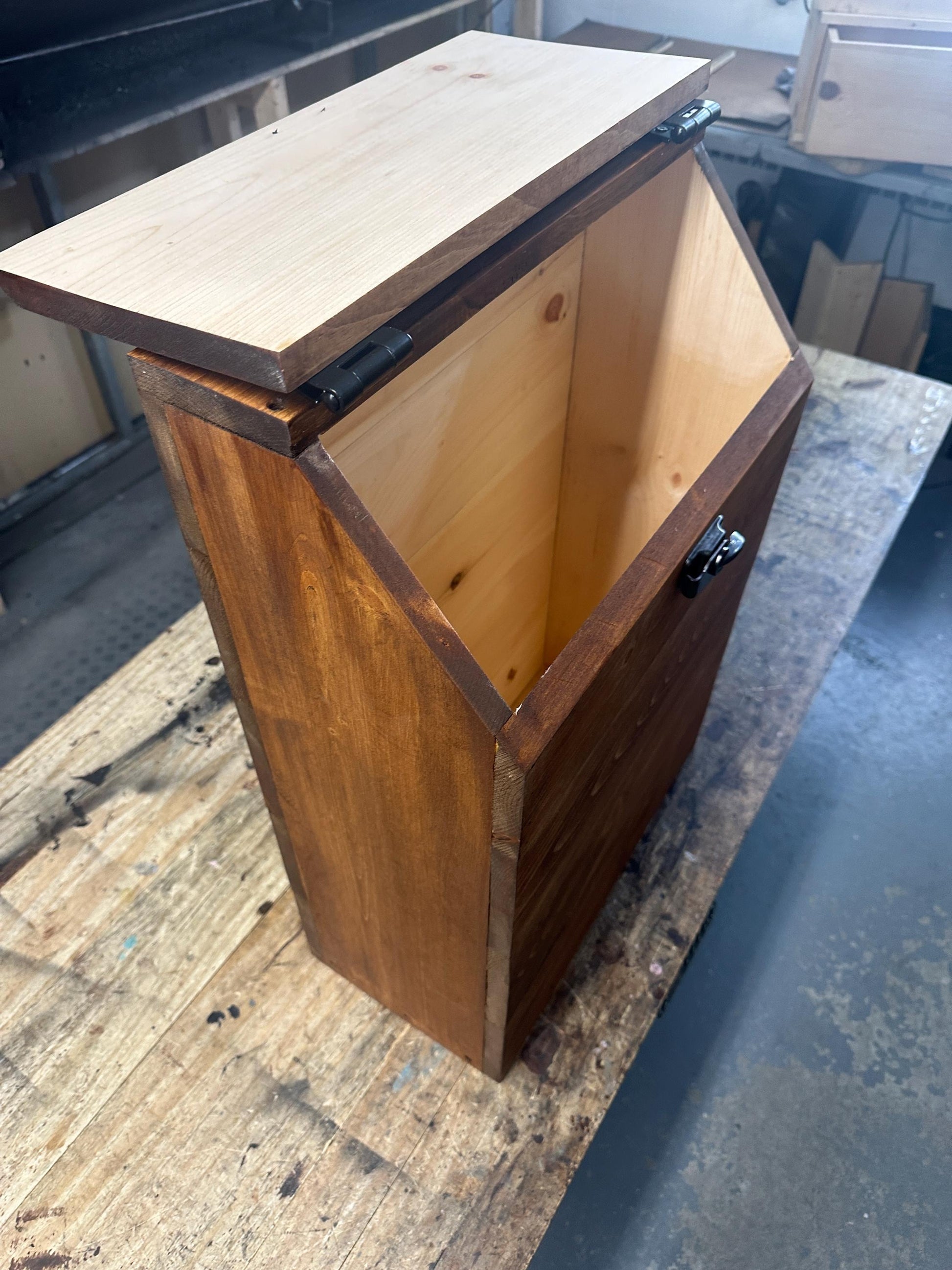 Conteneur de stockage de nourriture pour chien en bois de très grande taille et de coupe étroite.