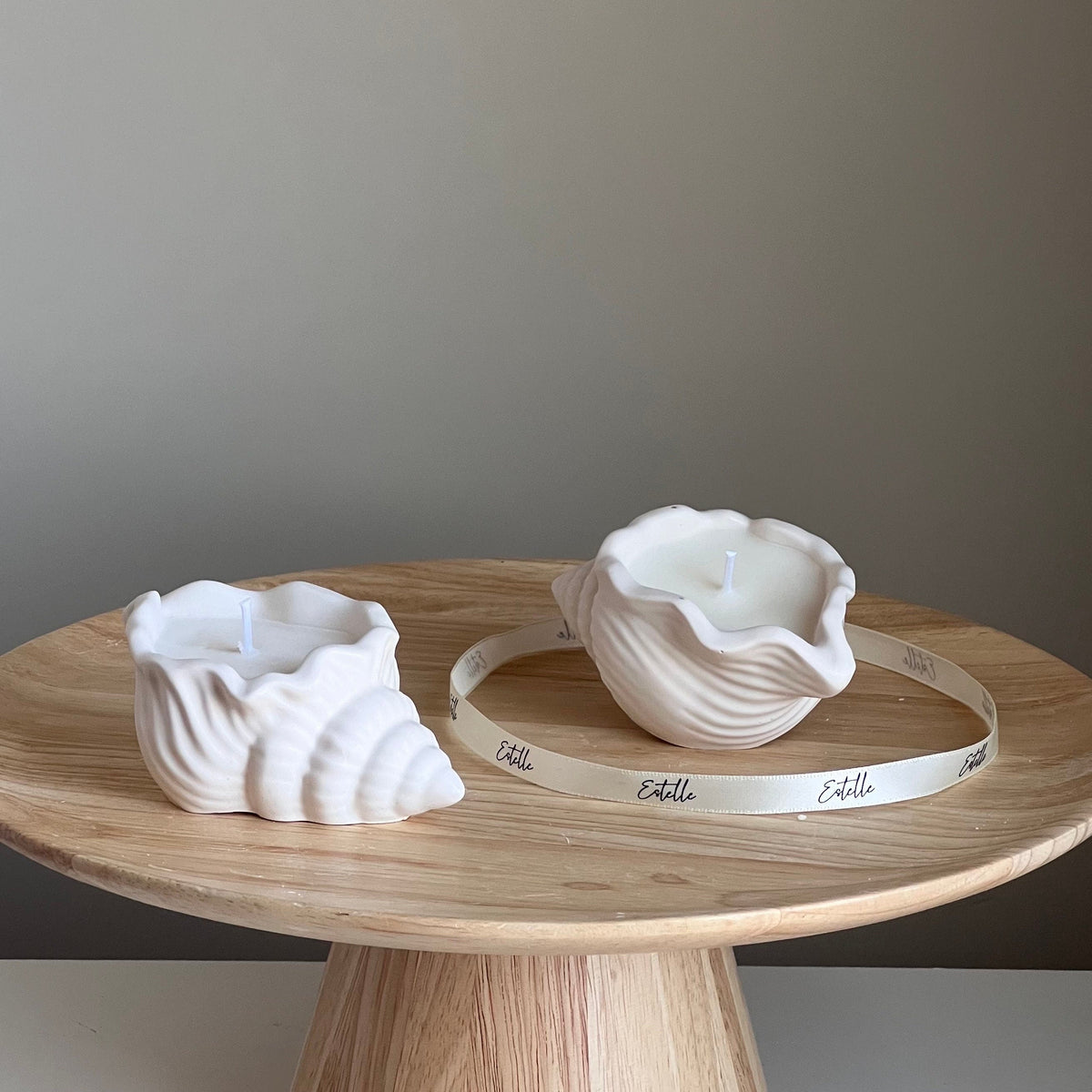 Bougie pot coquillage en cire de soya | Contenant en jesmonite fait à la main