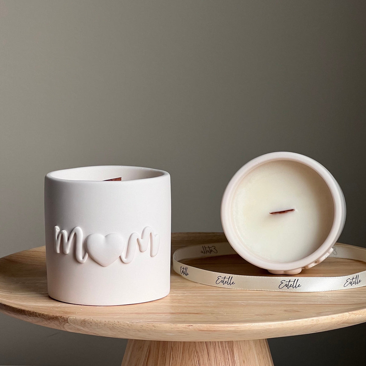 Bougie en cire de soya faite à la main : contenant en jesmonite, mèche en bois - pot Maman