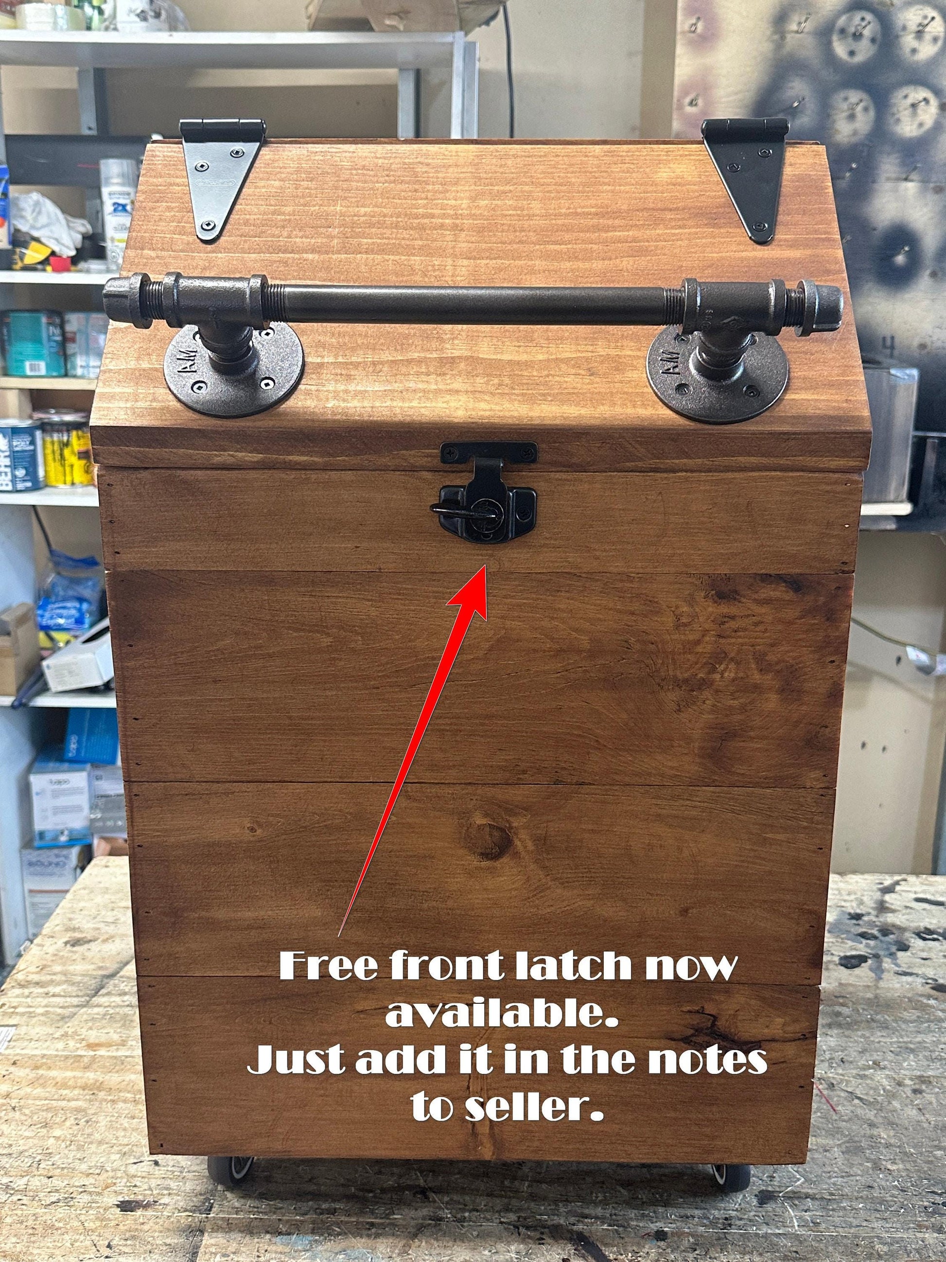 Le bac de stockage de nourriture pour chien en bois de très grande taille peut contenir des sacs de 40 lb avec une boîte de friandises crues à l'intérieur