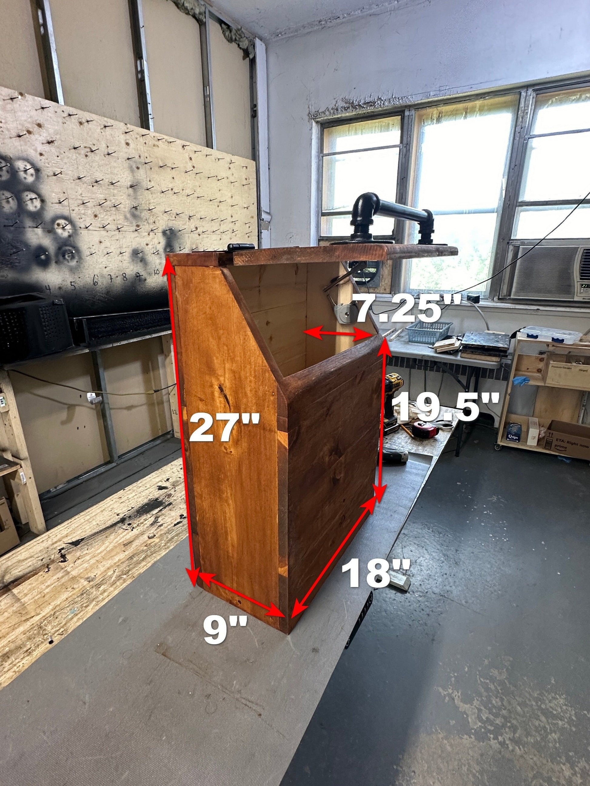 Conteneur de stockage de nourriture pour chien en bois de très grande taille et de coupe étroite.