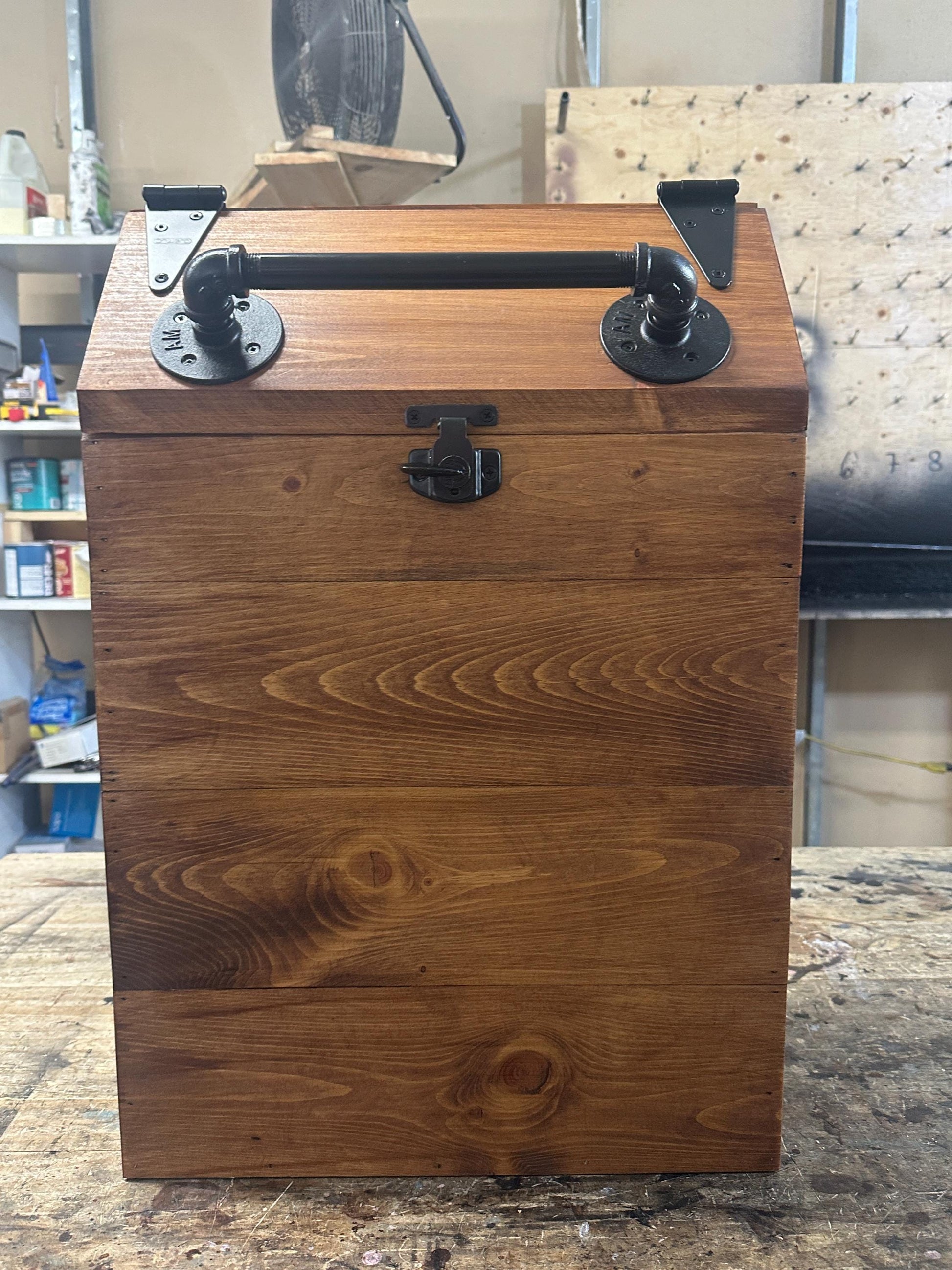 Conteneur de stockage de nourriture pour chien en bois de très grande taille et de coupe étroite.