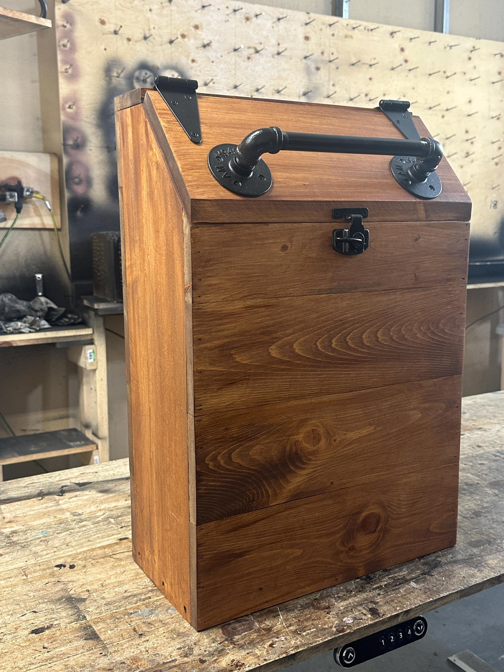 Conteneur de stockage de nourriture pour chien en bois de très grande taille et de coupe étroite.