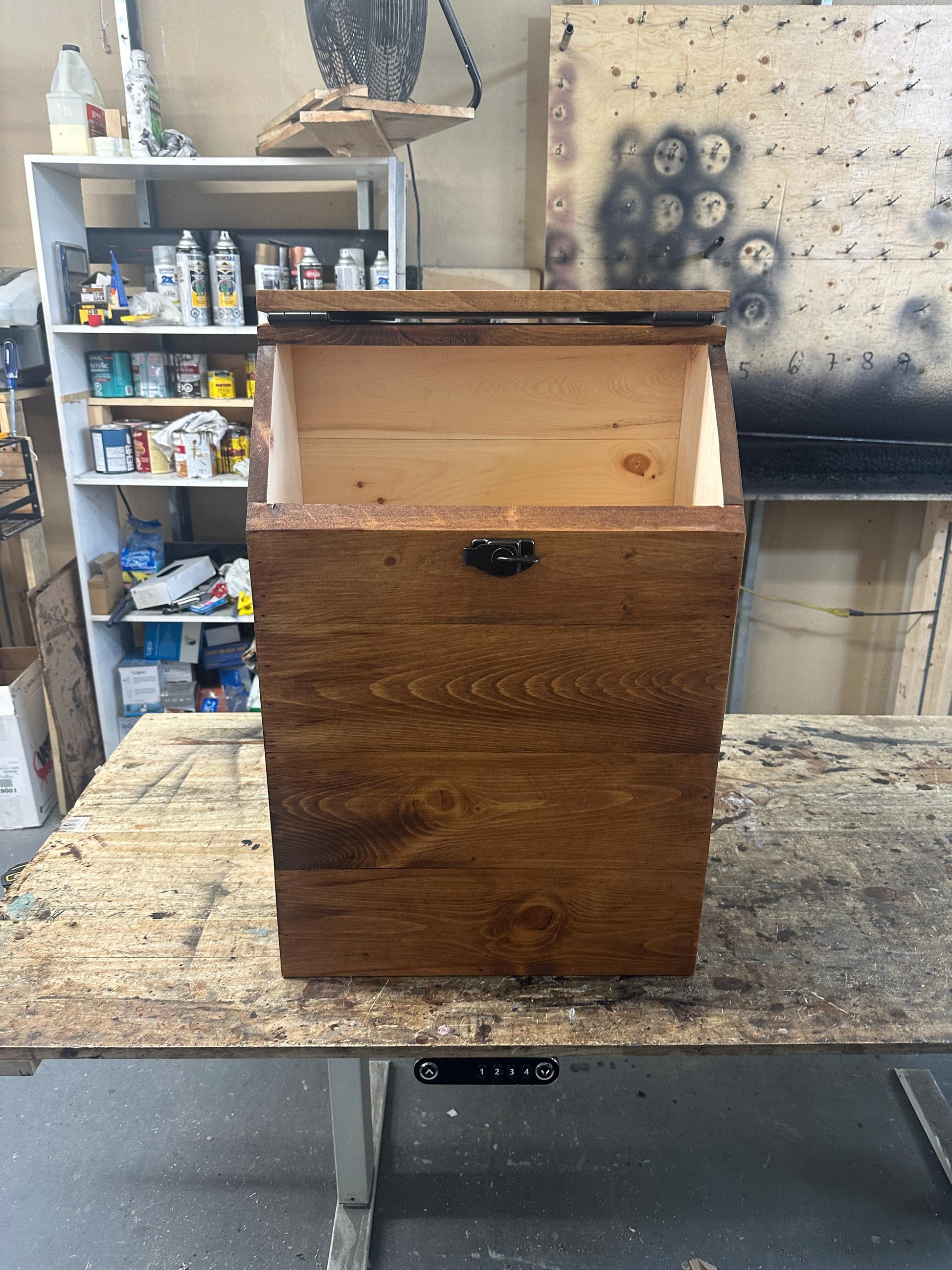 Conteneur de stockage de nourriture pour chien en bois de très grande taille et de coupe étroite.