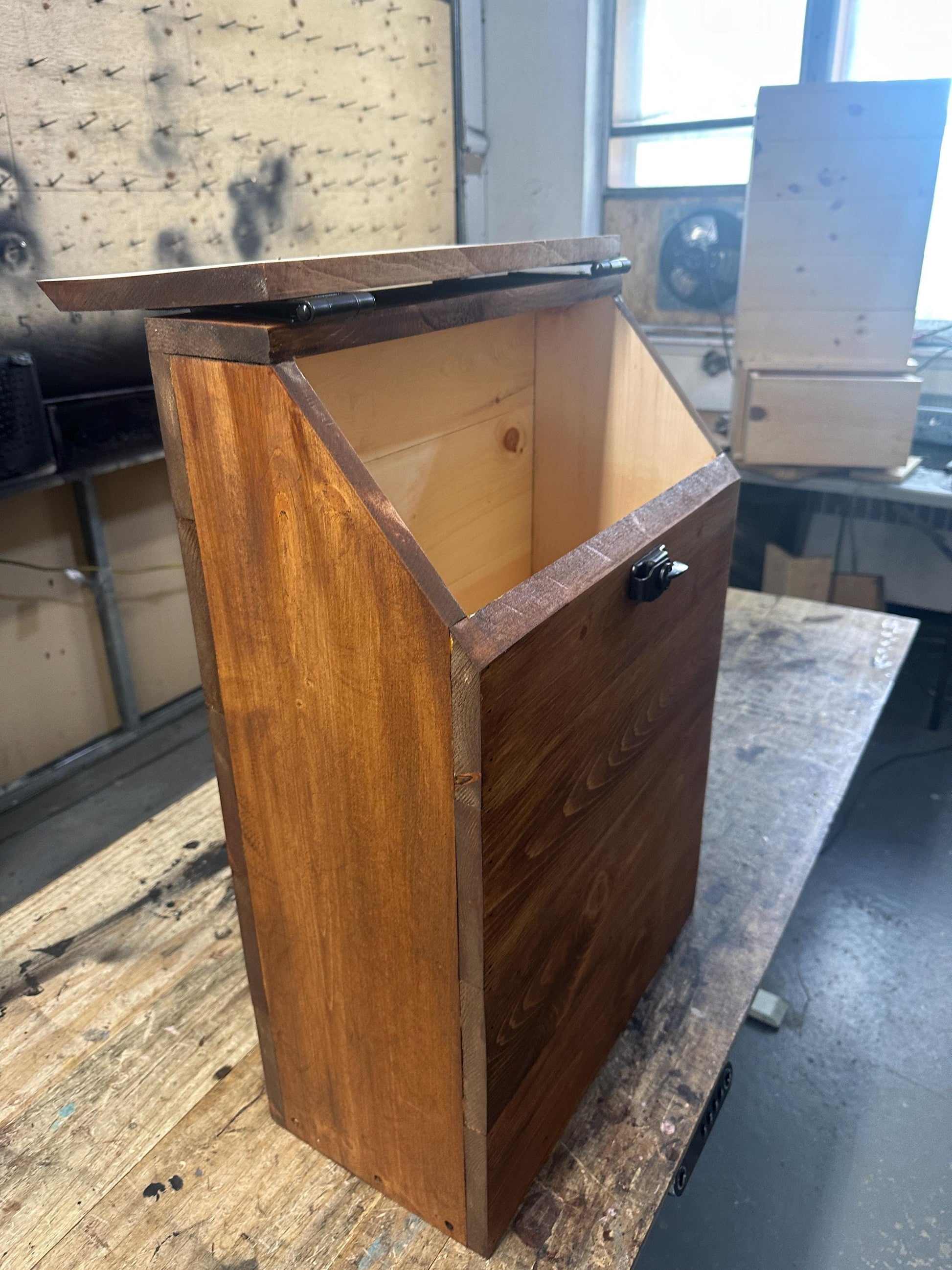 Conteneur de stockage de nourriture pour chien en bois de très grande taille et de coupe étroite.