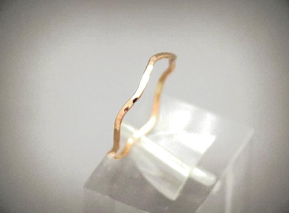 Bague fine en or martelé motif vague – Bague empilable délicate en or rempli 14 carats, cadeau pour elle