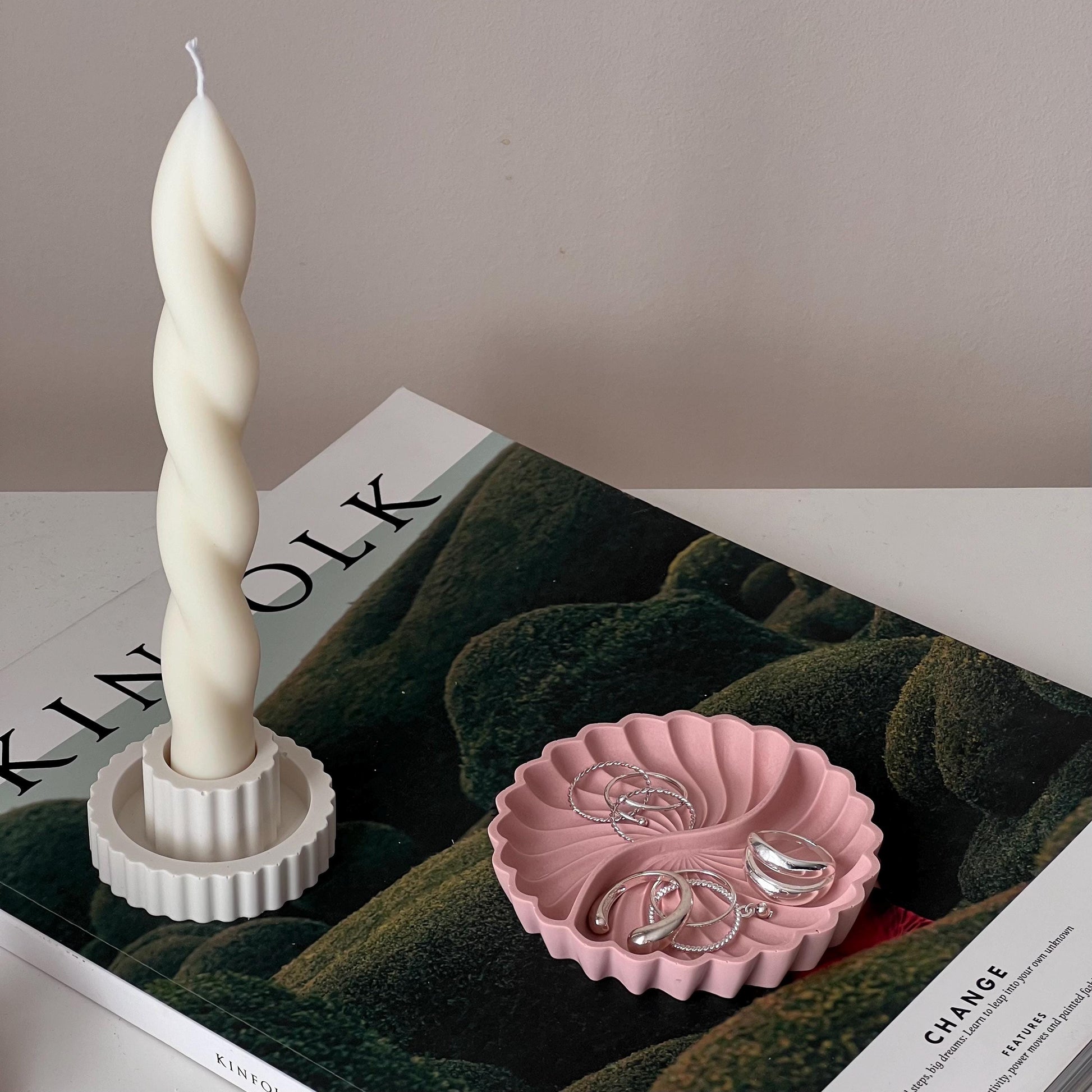 Ribbed Jesmonite Candlestick Holder: Minimalist Wedding Decor