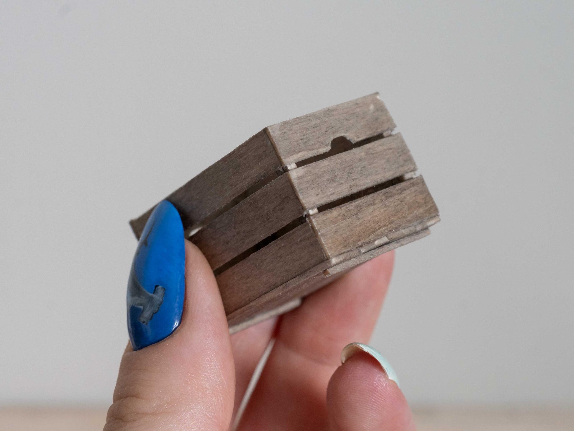 Caisses rustiques miniatures | Décoration rustique pour maison de poupée | Caisse en bois à l'échelle 1:12 | Caisse de ferme