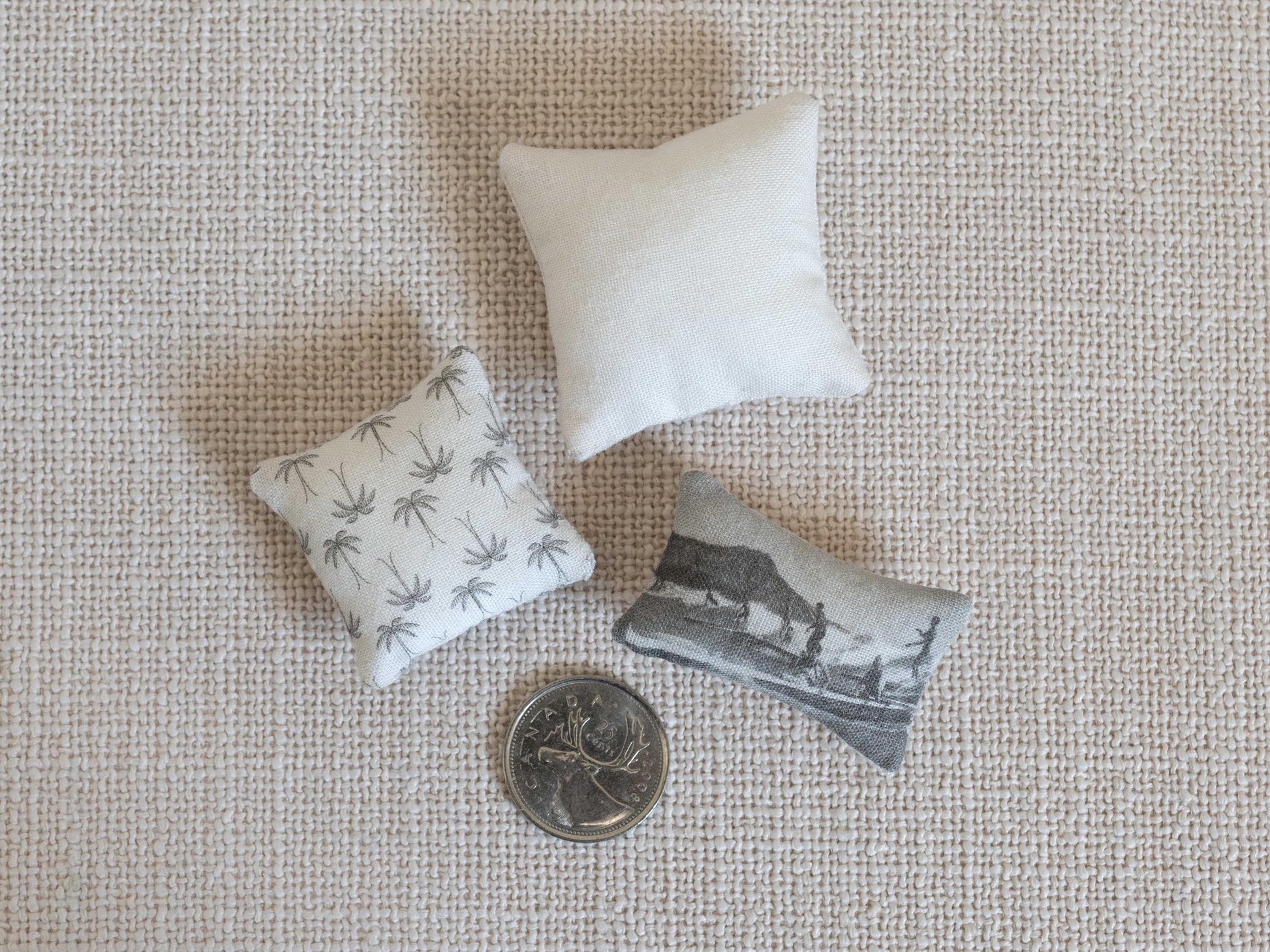 Ensemble de coussins miniatures côtiers | Décoration de maison de poupée de plage | Coussins à l'échelle 1:12