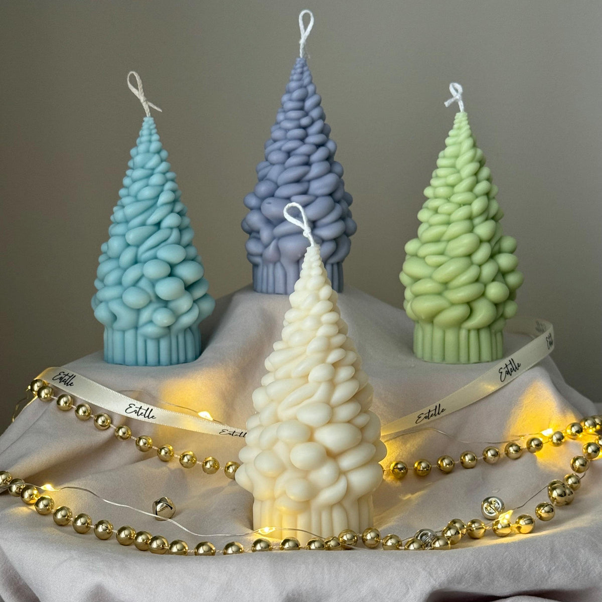 Chandelle en cire de soja Sapin de Noël enneigé faite à la main : cadeau déco des Fêtes