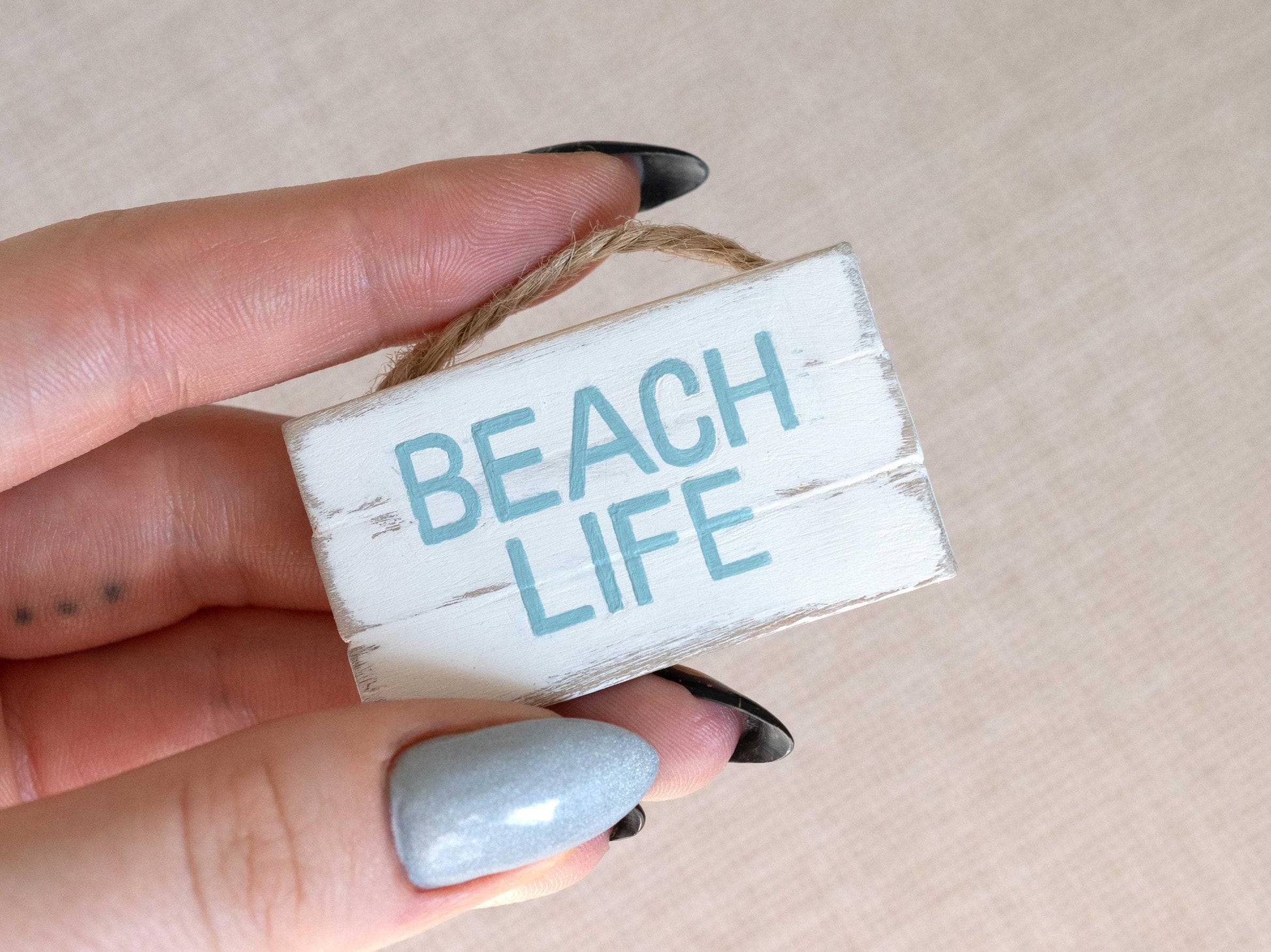 Panneau miniature en bois | Décoration de plage pour maison de poupée | Décoration côtière | Panneau de plage rustique à l'échelle 1:12