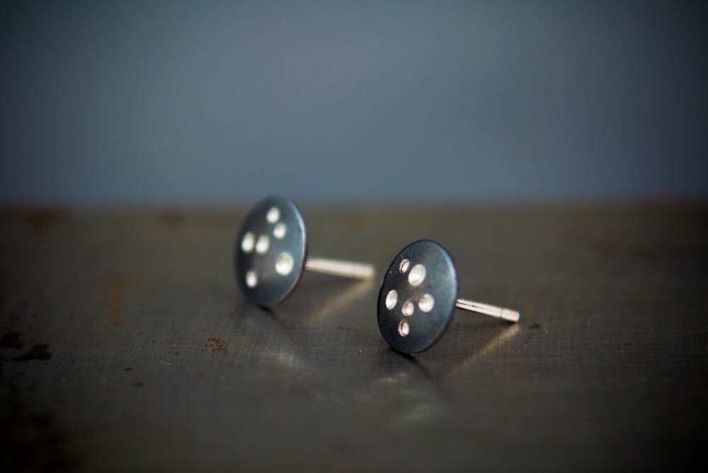 Boucles d'oreilles à tige noires, boucles d'oreilles célestes, boucles d'oreilles cercle noir, boucles d'oreilles ciel nocturne, boucles d'oreilles argent noir