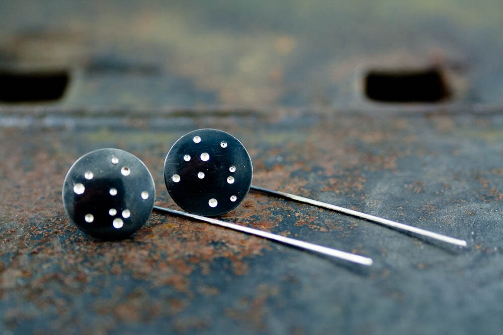 Boucles d'oreilles pendantes célestes noires : cadeau d'astronomie en argent sterling oxydé