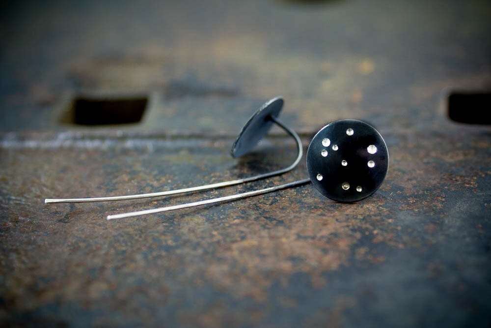 Boucles d'oreilles pendantes célestes noires : cadeau d'astronomie en argent sterling oxydé
