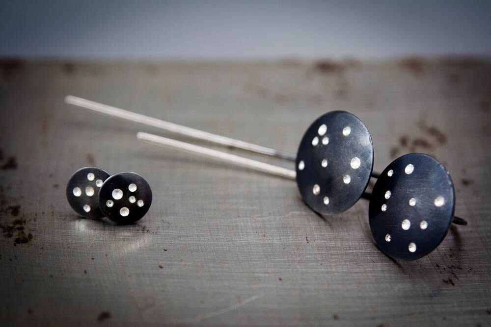 Boucles d'oreilles pendantes célestes noires : cadeau d'astronomie en argent sterling oxydé