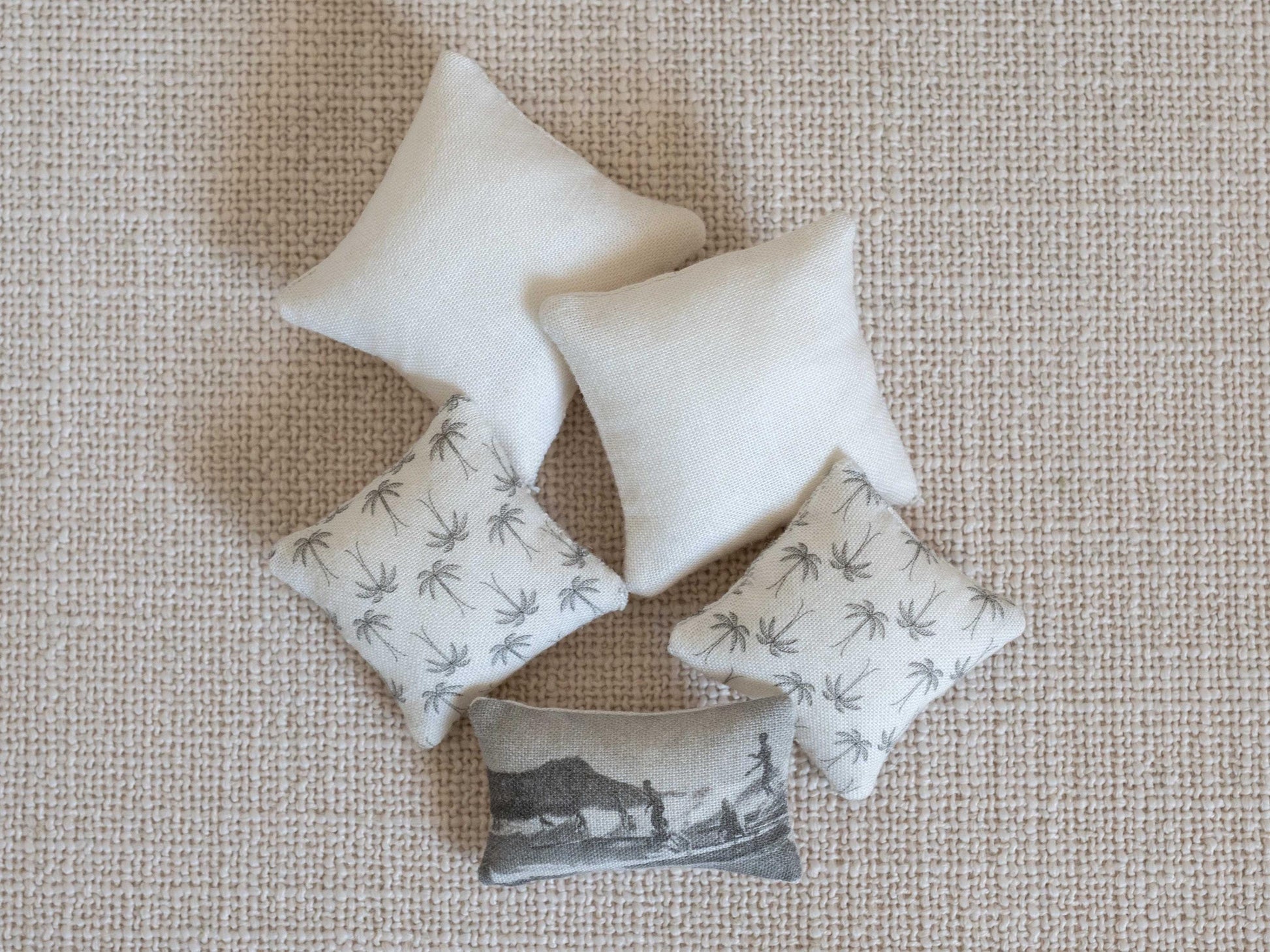 Ensemble de coussins miniatures côtiers | Décoration de maison de poupée de plage | Coussins à l'échelle 1:12