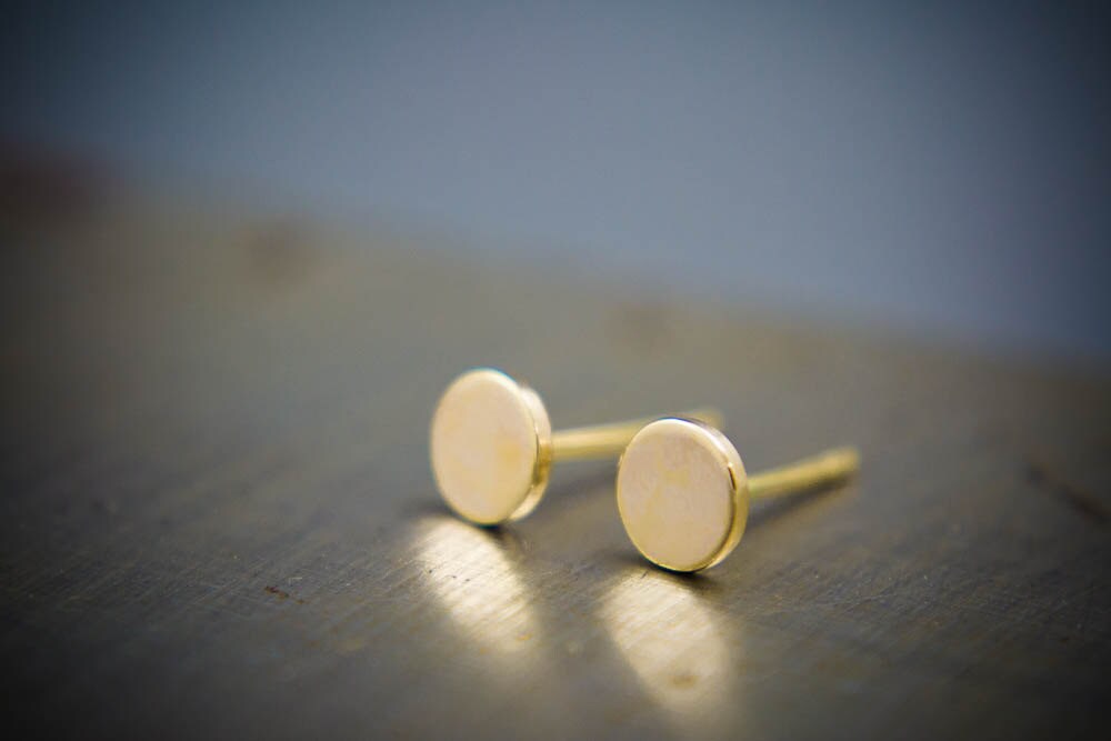 Petites boucles d'oreilles rondes en or massif 14 carats - Boucles d'oreilles en or brossé mat ou poli brillant