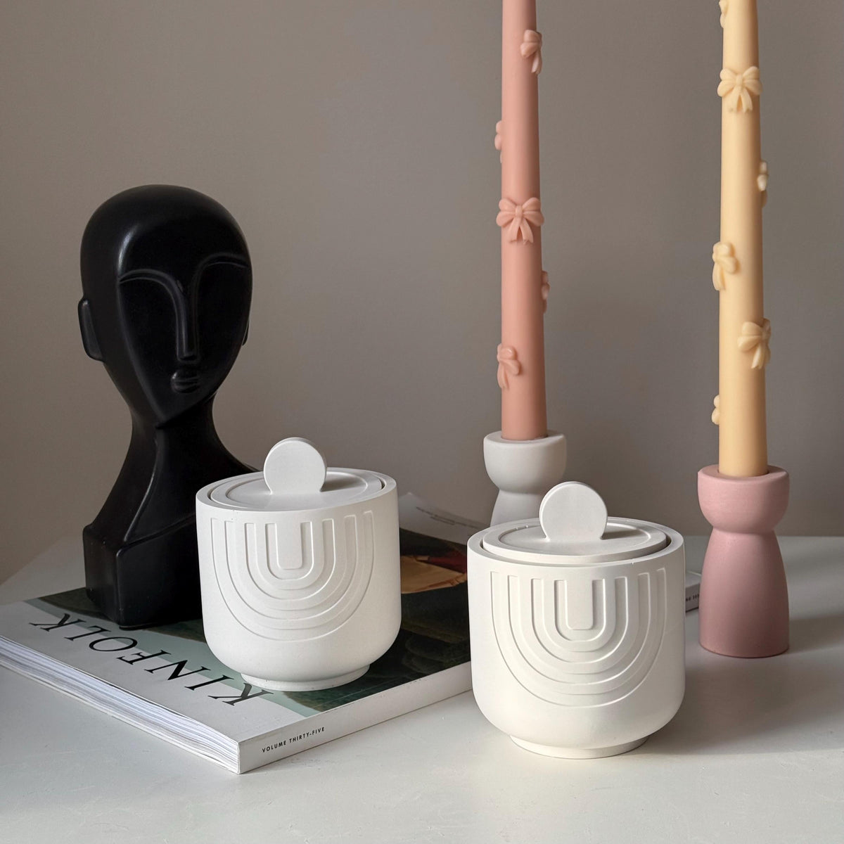 Chandelle géométrique en cire de soya dans un pot en jesmonite : chandelle parfumée artisanale