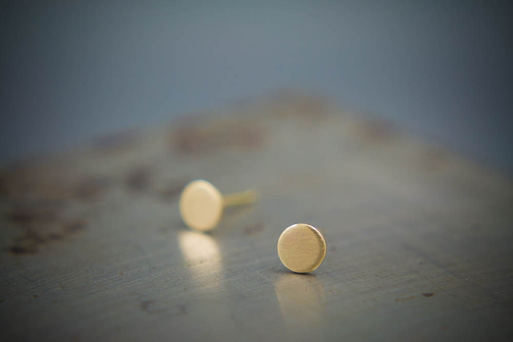 Petites boucles d'oreilles rondes en or massif 14 carats - Boucles d'oreilles en or brossé mat ou poli brillant