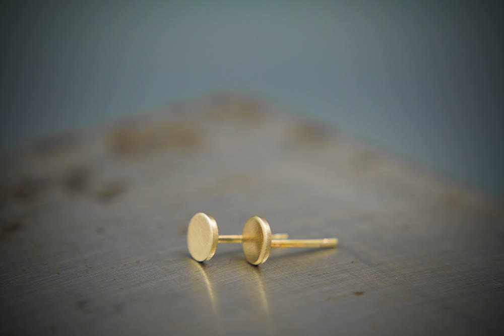 Petites boucles d'oreilles à tige, boucles d'oreilles à tige rondes en argent, cadeau pour femme, boucles d'oreilles à tige unisexes, boucles d'oreilles en argent recyclé, clous en argent brossé