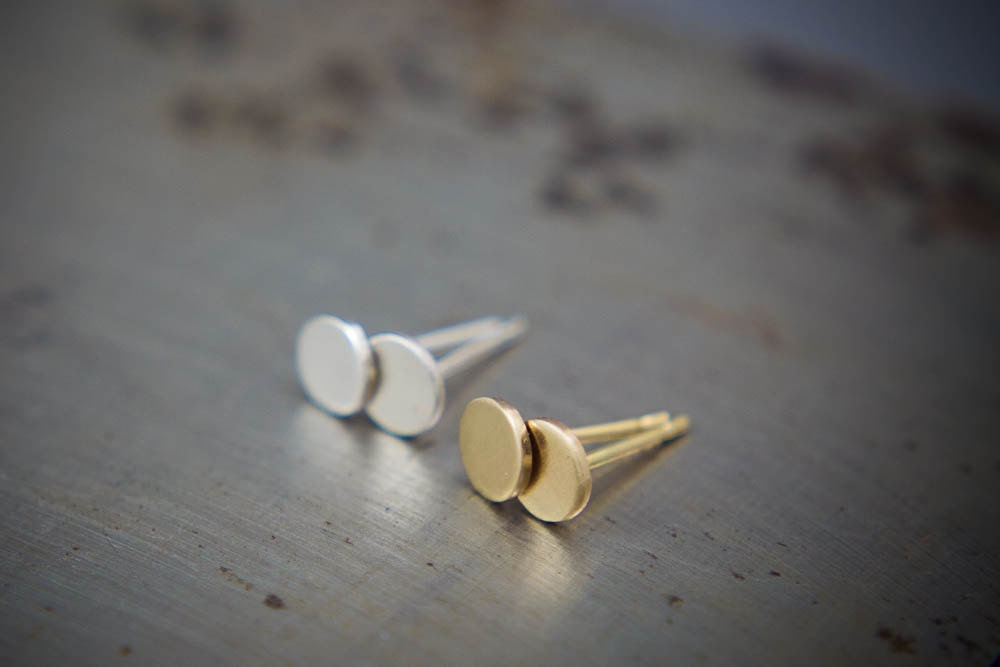 Boucles d'oreilles puces en argent sterling recyclé : petit cercle brossé