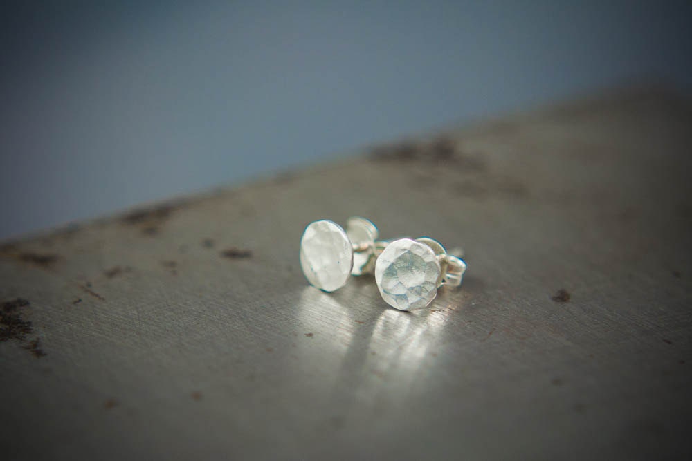 Boucles d'oreilles à tige martelées, clous minimalistes pour homme, clous d'oreilles ronds en argent, cadeau pour elle, bijoux de Noël
