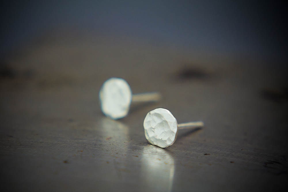 Boucles d'oreilles à tige martelées, clous minimalistes pour homme, clous d'oreilles ronds en argent, cadeau pour elle, bijoux de Noël